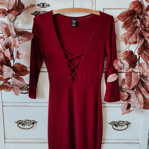 Windsor Dresses & Skirts - Windsor Wine Red 3/4 Sleeve Bodycon Plunge Dress